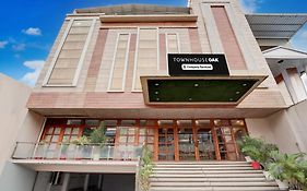 Super Townhouse Oak Dehradun Court Formerly Gk Residency